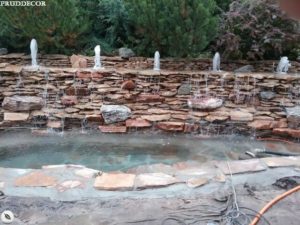 Строительство декоративного пруда с фонтанами в Краснодаре